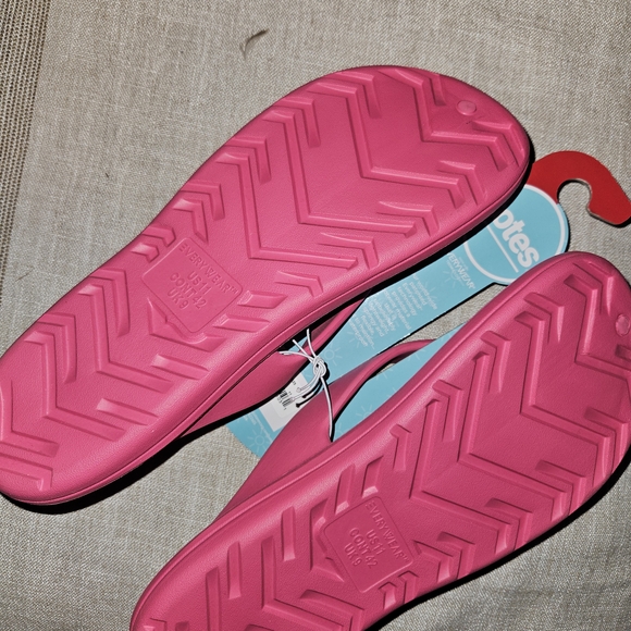 Totes Women Pink Flip Flops - Picture 3 of 4